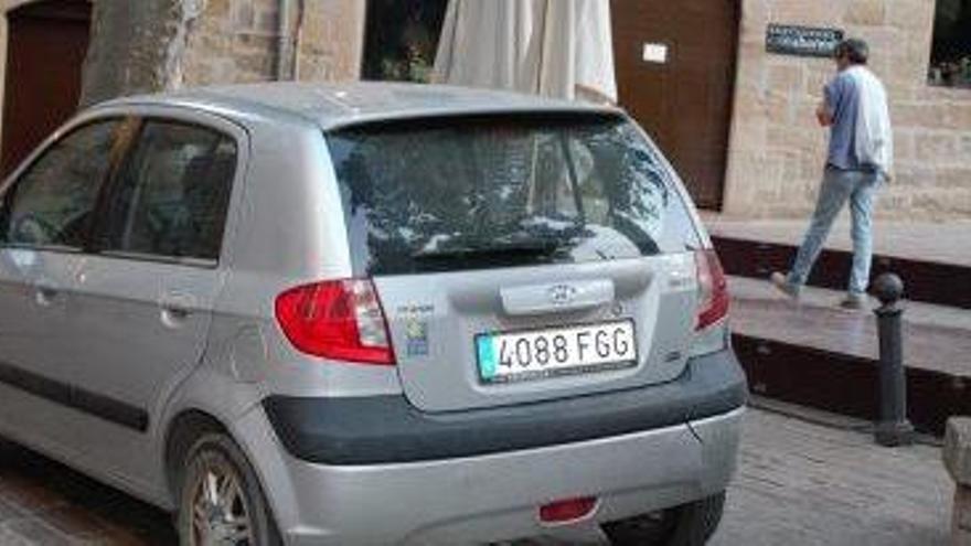 L&#039;estacionament en zona verda de la plaça de Sant Joan