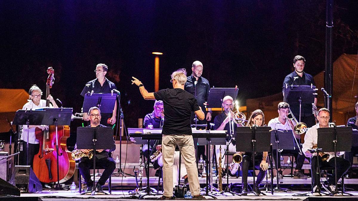 La Big Band Ciutat d’Eivissa clausuró la noche en el parque Reina Sofía.  |   ZOWY VOETEN