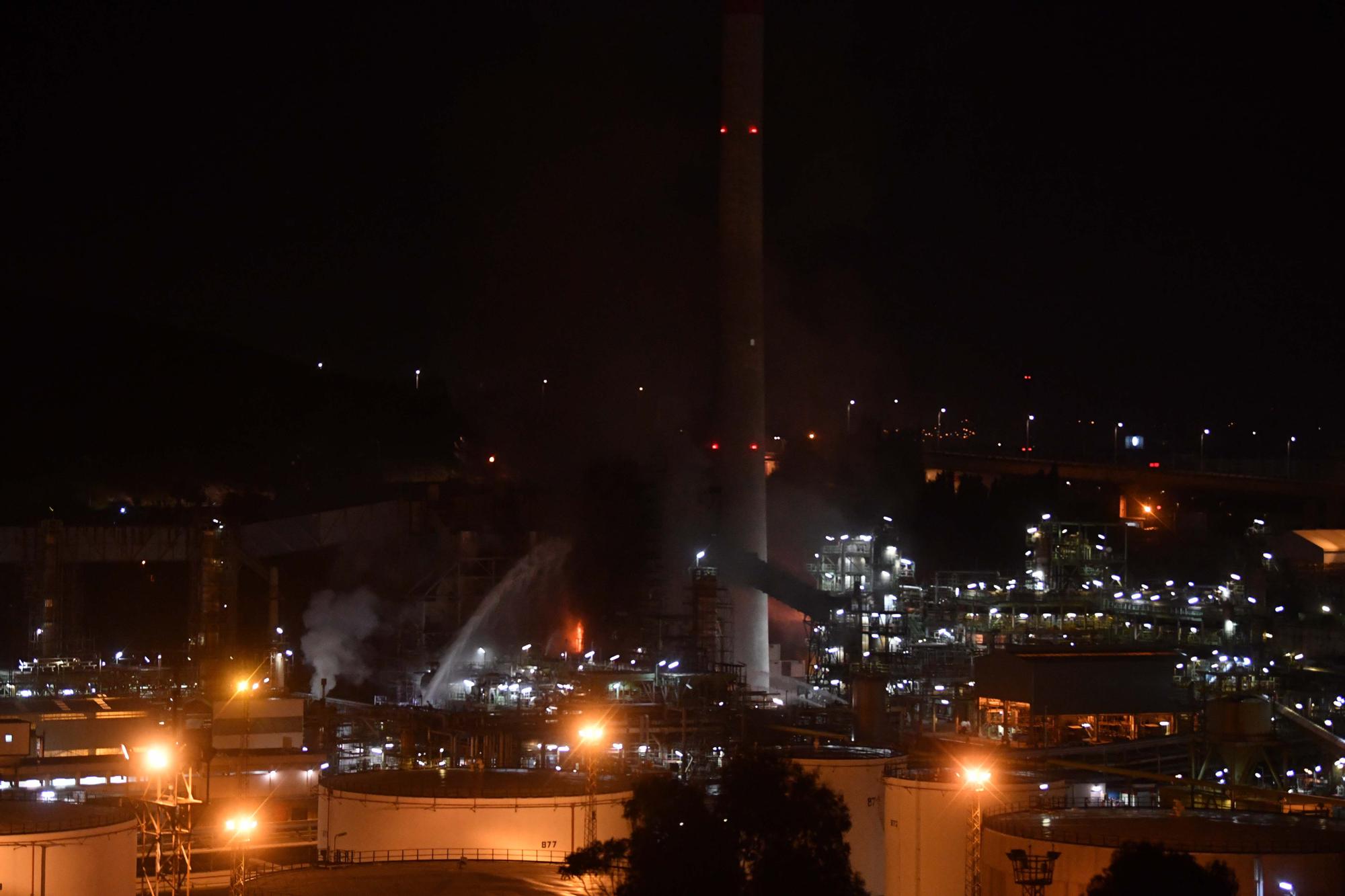 Fuego en la refinería de A Coruña