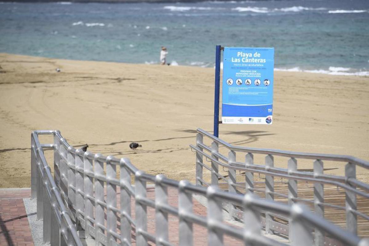 12-06-19 LAS PALMAS DE GRAN CANARIA. PLAYA DE LAS CANTERAS. LAS PALMAS DE GRAN CANARIA. METEOROLOGIA. Playa de Las Canteras. Fotos: Juan Castro. | 12/06/2019 | Fotógrafo: Juan Carlos Castro 12-06-19 LAS PALMAS DE GRAN CANARIA. PLAYA DE LAS CANTERAS. LAS PALMAS DE GRAN CANARIA. METEOROLOGIA. Playa de Las Canteras. Fotos: Juan Castro. | 12/06/2019 | Fotógrafo: Juan Carlos Castro