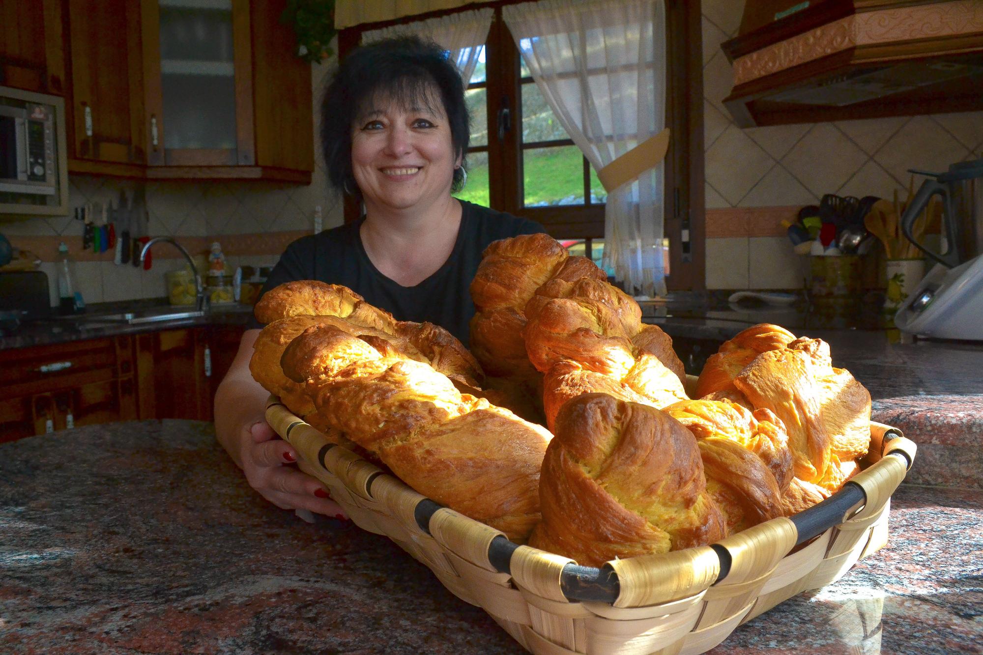 Begoña Mayo, en su cocina, muestra parte de las alfiladas que elabora.