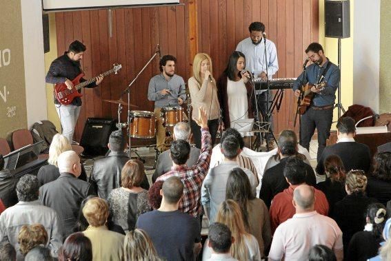 Starke Gefühle, innige Gebete: Den Sonntagsgottesdienst feiern alte und junge Mitglieder aus den verschiedensten Ländern in Palmas evangelischer Gemeinde mit Hingabe. Ein fester Bestandteil der Messe