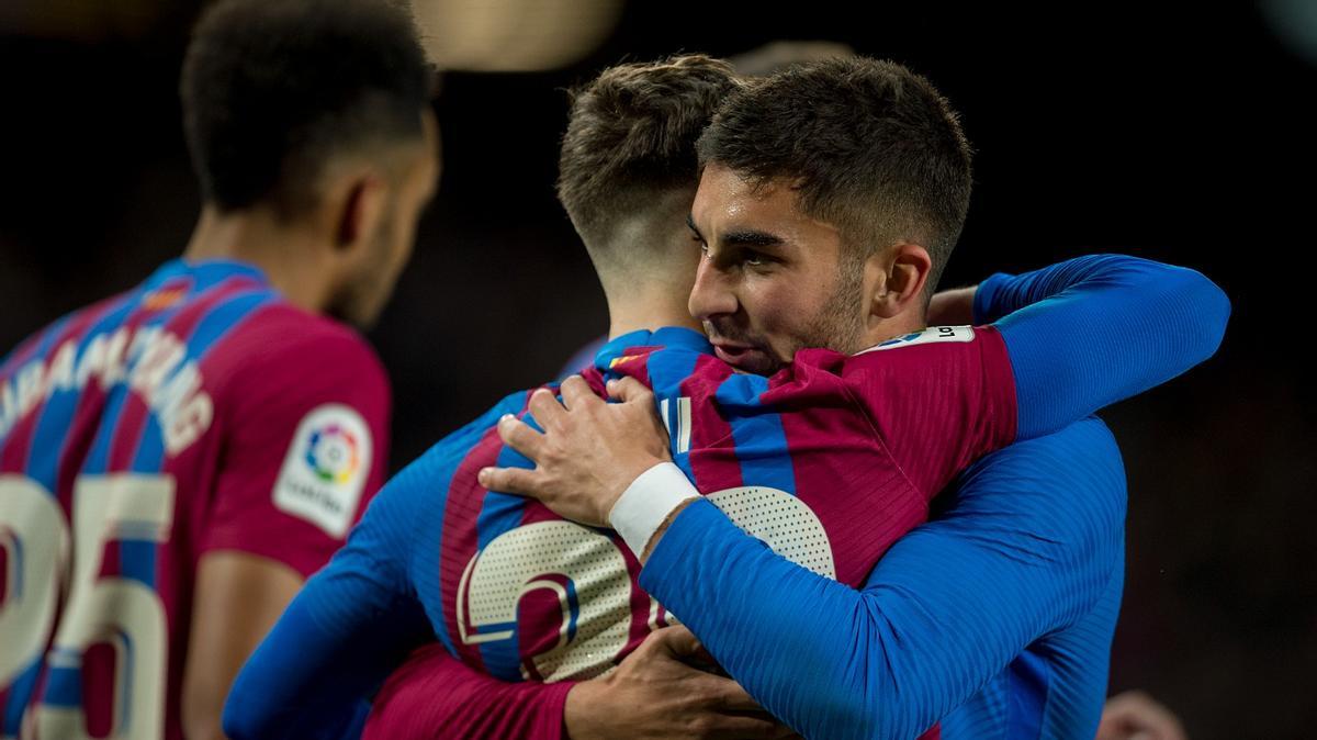 Ferran es felicitado por Gavi tras marcar el 1-0 de penalti a Osasuna en el Camp Nou.