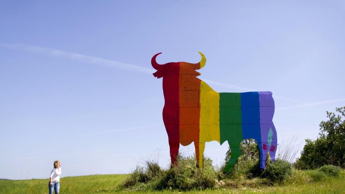 El típico toro de Osborne español, con los colores del arcoíris, en abril del 2011.