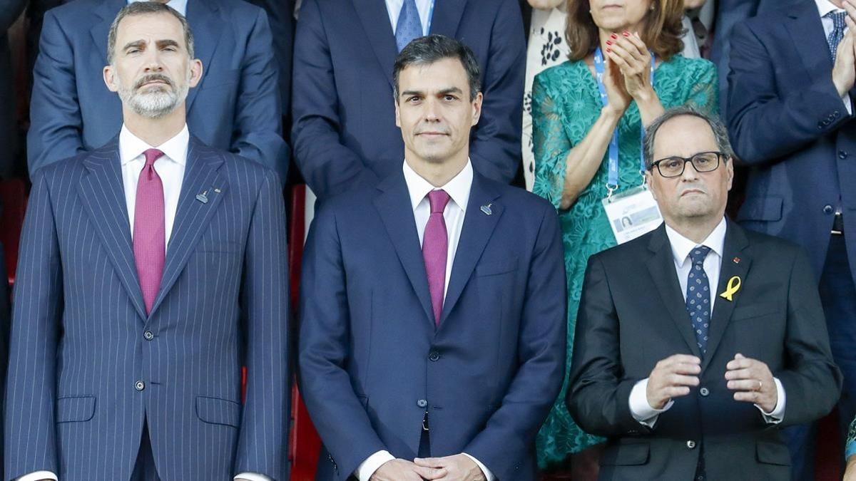 El Rey Felipe VI junto al presidente del Gobierno, Pedro Sánchez y el presidente de la Generalitat, Quim Torra.