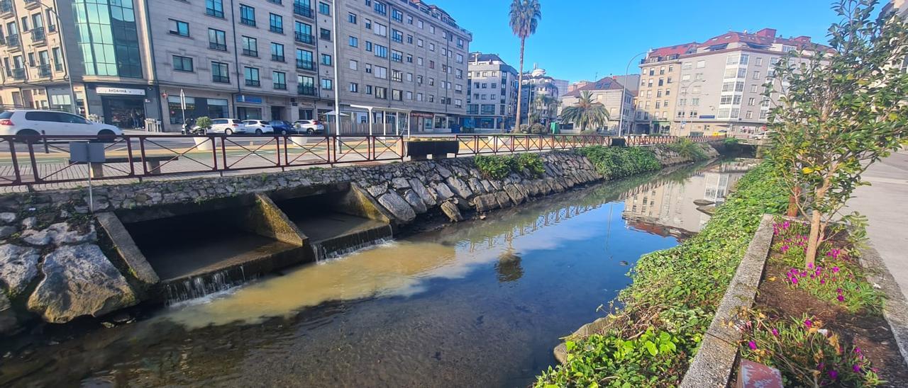 Un vertido reciente al río Con, a su paso por Vilagarcía.