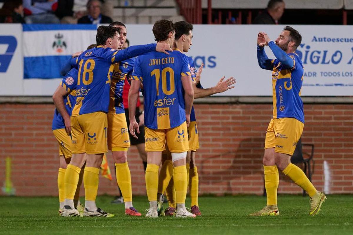Los futbolistas del Avilés celebran el tanto de Cayarga ante el Talavera el pasado sábado.