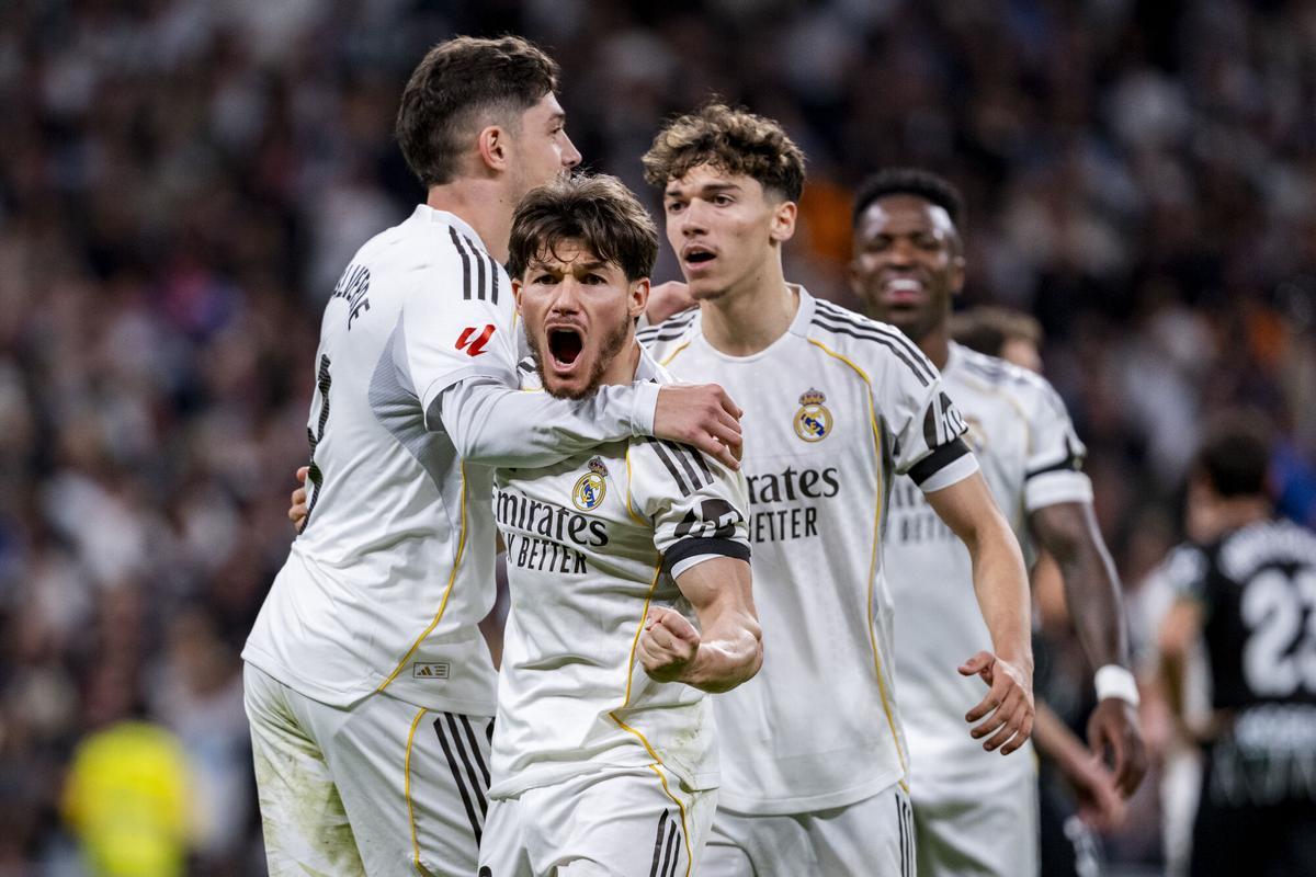 Federico Valverde, Fran García, y Thiago Pitarch celebran un gol contra el Elche.