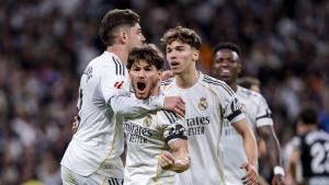Federico Valverde, Fran García, y Thiago Pitarch celebran un gol contra el Elche.