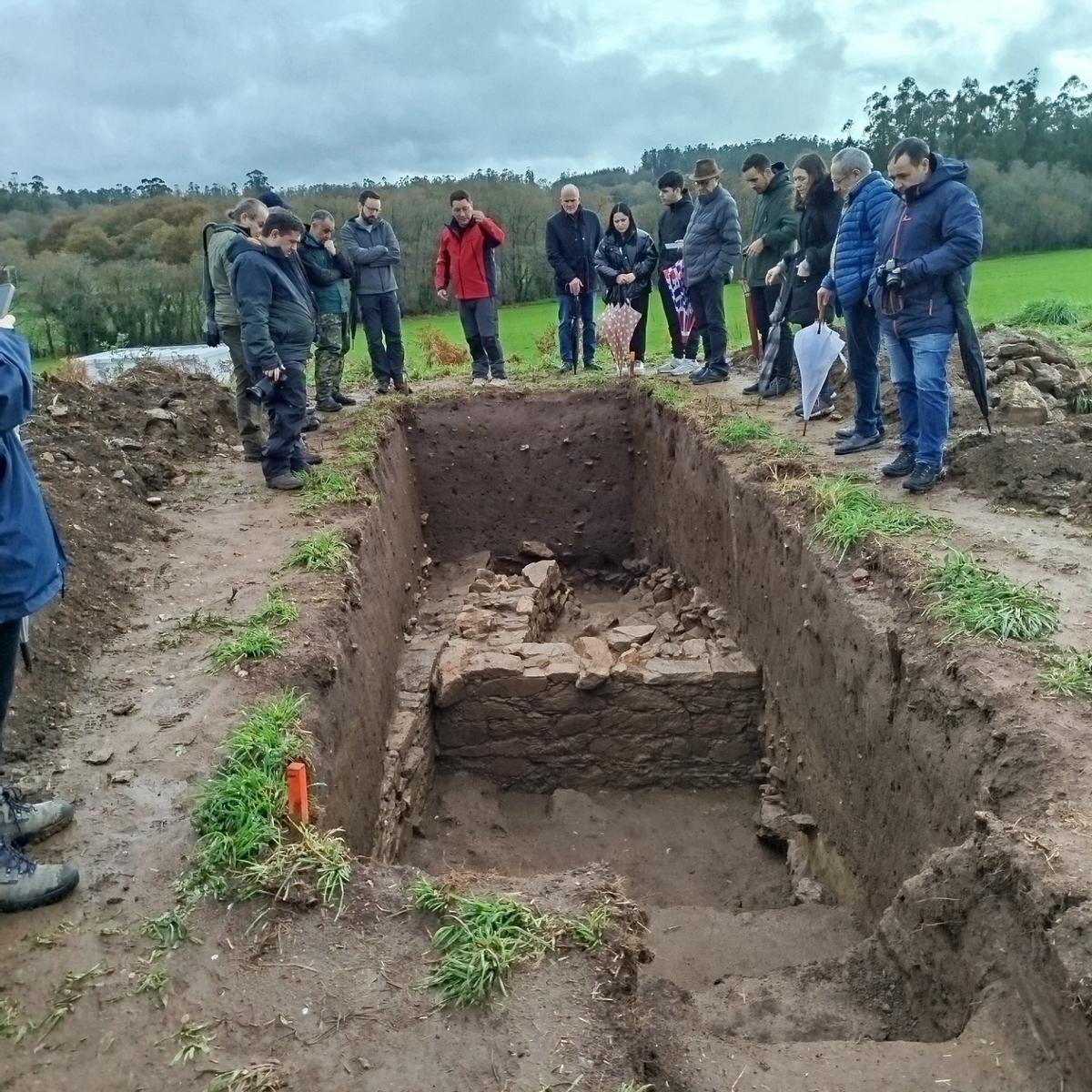 Restos de muros de la época romana en el yacimiento arqueológico de Brandomil.