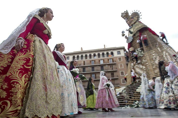 PRIMERA JORNADA DE LA OFRENDA A LA VIRGEN DE LOS DESAMPARADOS