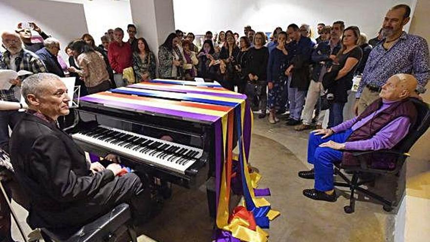 Juan Hidalgo, sentado a la derecha, en la galería Saro León, en abril de 2016 en la muestra &#039;Dos amigos&#039;.