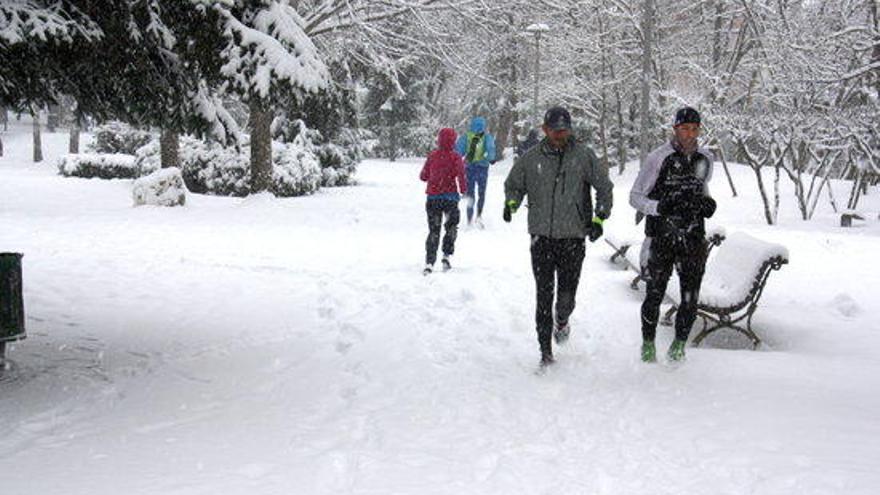 Persones corrent a la vora de l&#039;estany de Puigcerdà.