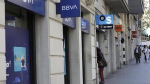 Oficines del Sabadell i el BBVA al passeig de Sant Joan de Barcelona. | FERRAN NADEU