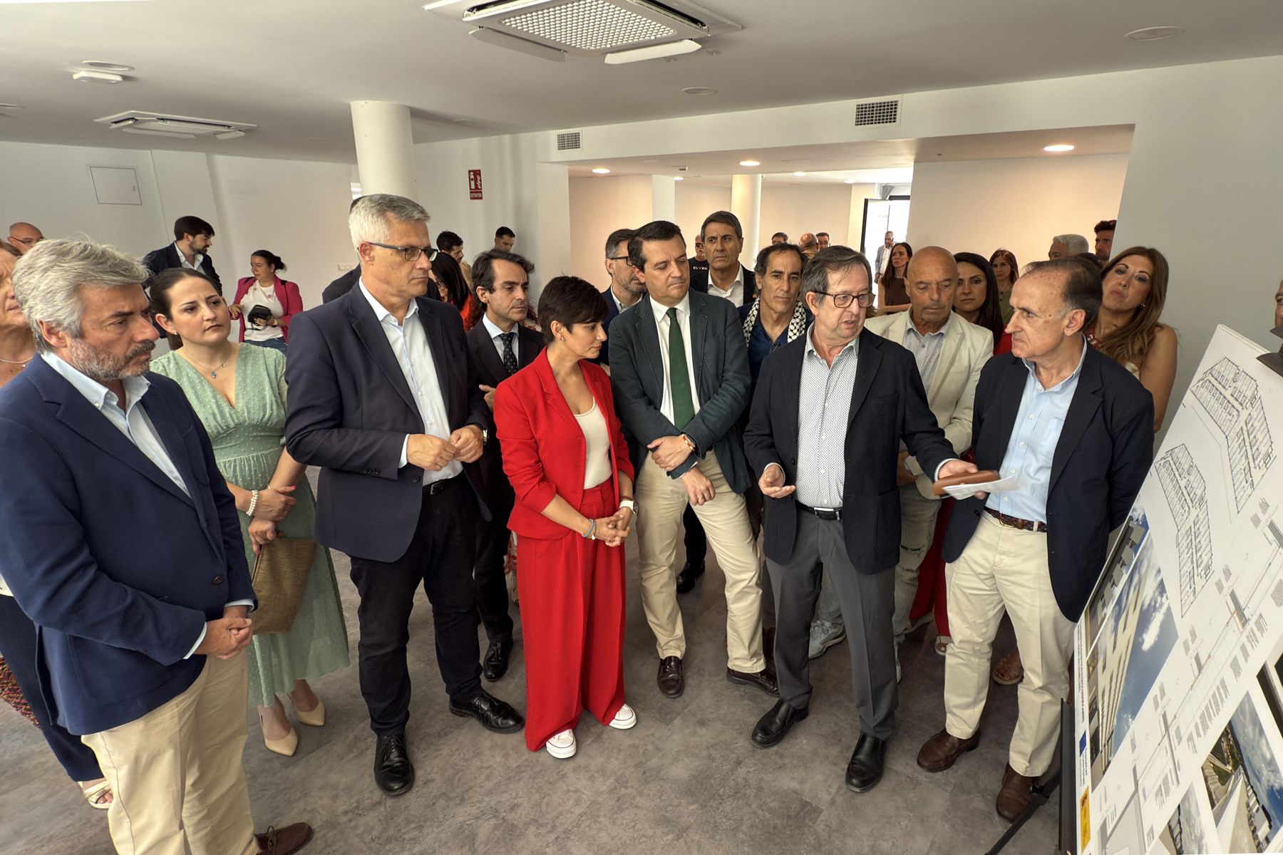 La ministra Isabel Rodríguez visita las viviendas de alquiler de mayores de Sama Naharro