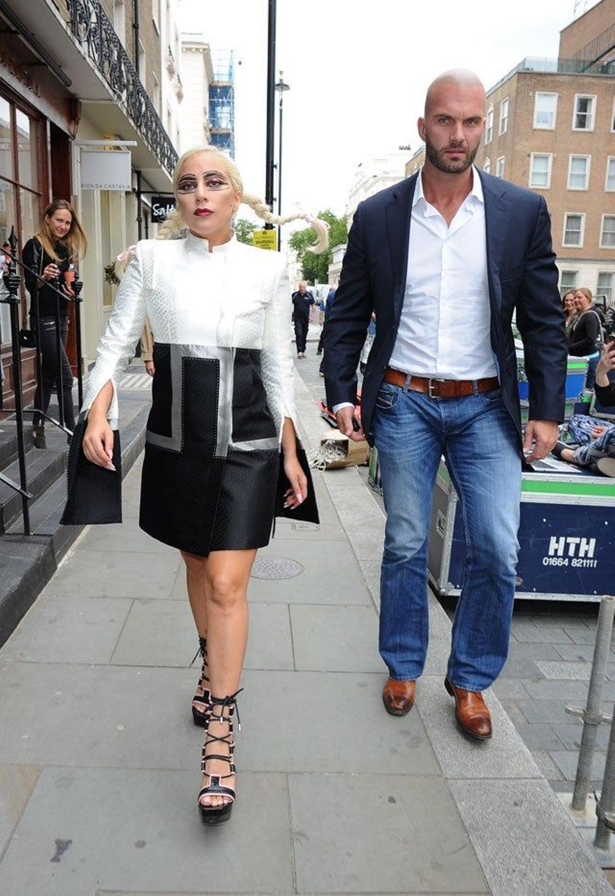 Lady Gaga con el que ahora es el guardaespaldas de Adele