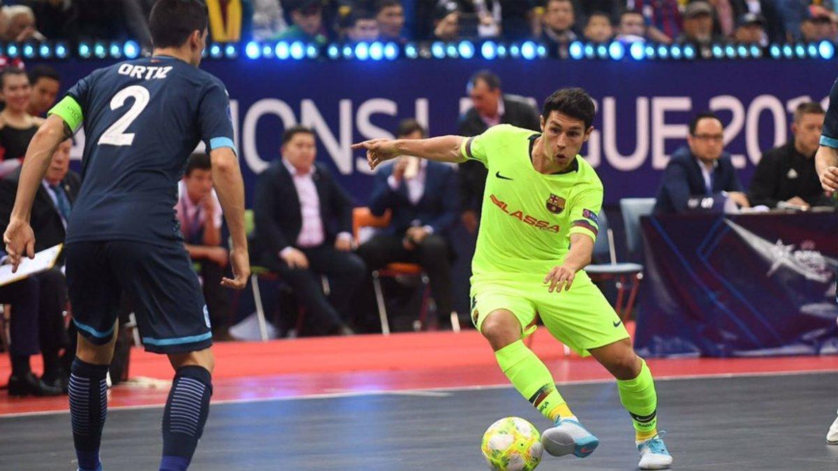 Roger Serrano trata de hacer una diablura ante Carlos Ortiz