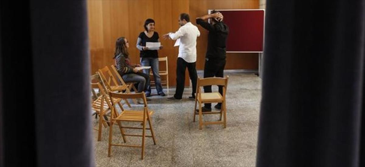 Anna Gabriel i Antonio Baños,al centre, dijous, abans de la conferència de la CUP a Barcelona. Anna Gabriel i Antonio Baños,al centre, dijous, abans de la conferència de la CUP a Barcelona.