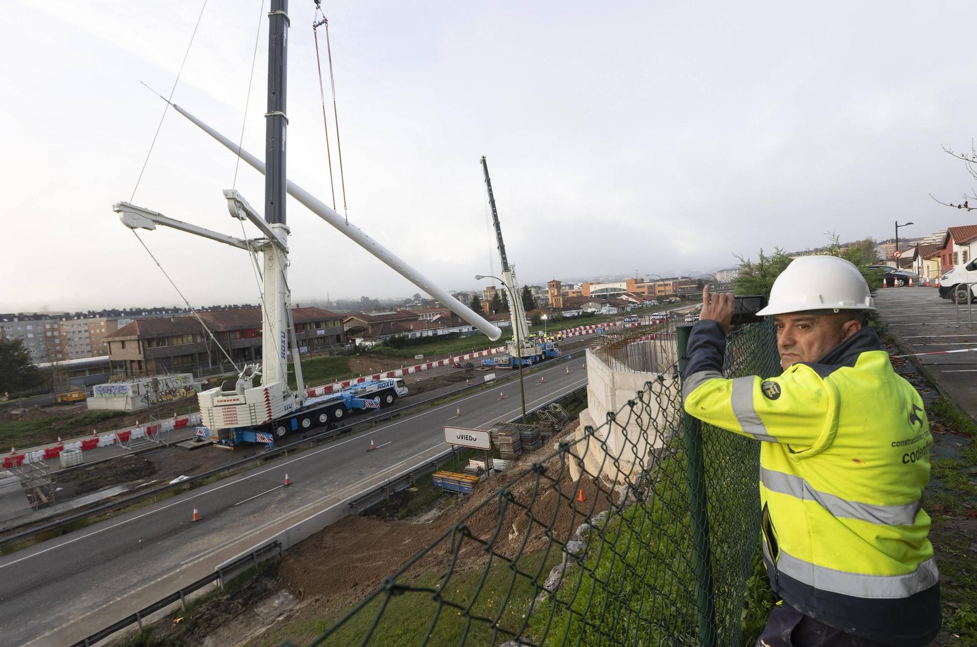 EN IMÁGENES: Así fue la instalación del mástil de 55 metros en las obras de la entrada de Oviedo