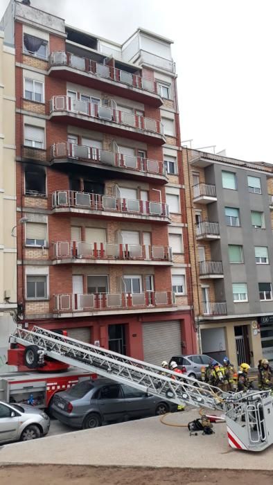 Un incendi afecta un bloc de pisos a la carretera