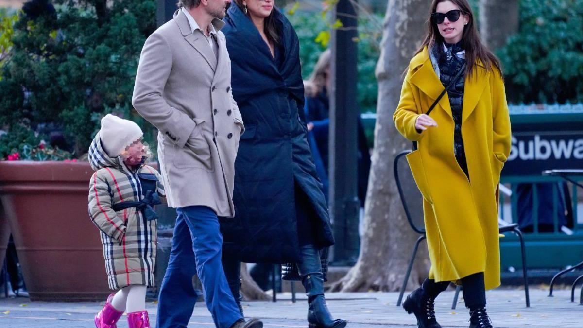 Bradley Cooper, Irina Shayk y su hija paseando con Anne Hathaway