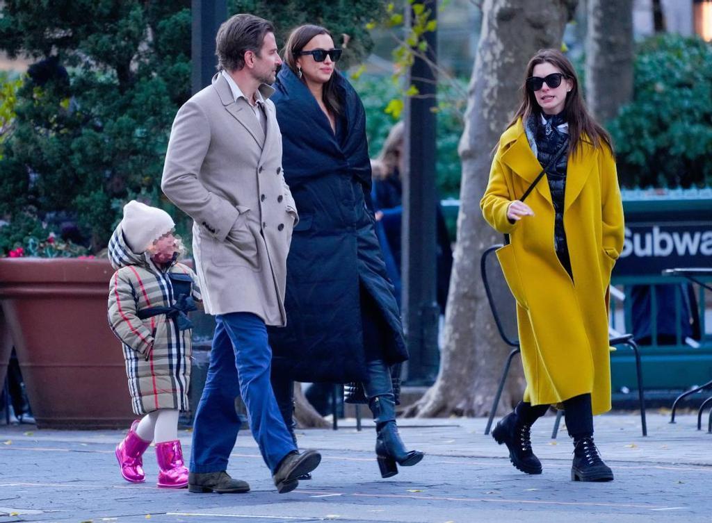 Bradley Cooper, Irina Shayk y su hija paseando con Anne Hathaway