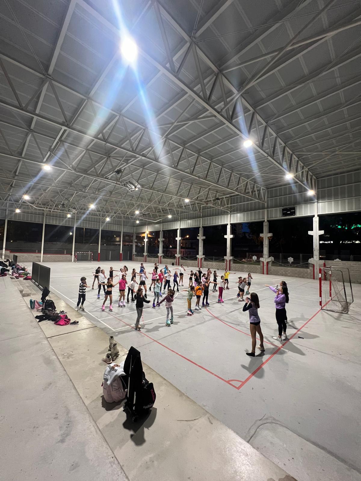 Una quarantena de patinadores del Club Patí Gerunda sobre la pista, al pati de l’escola Cassià Costal.