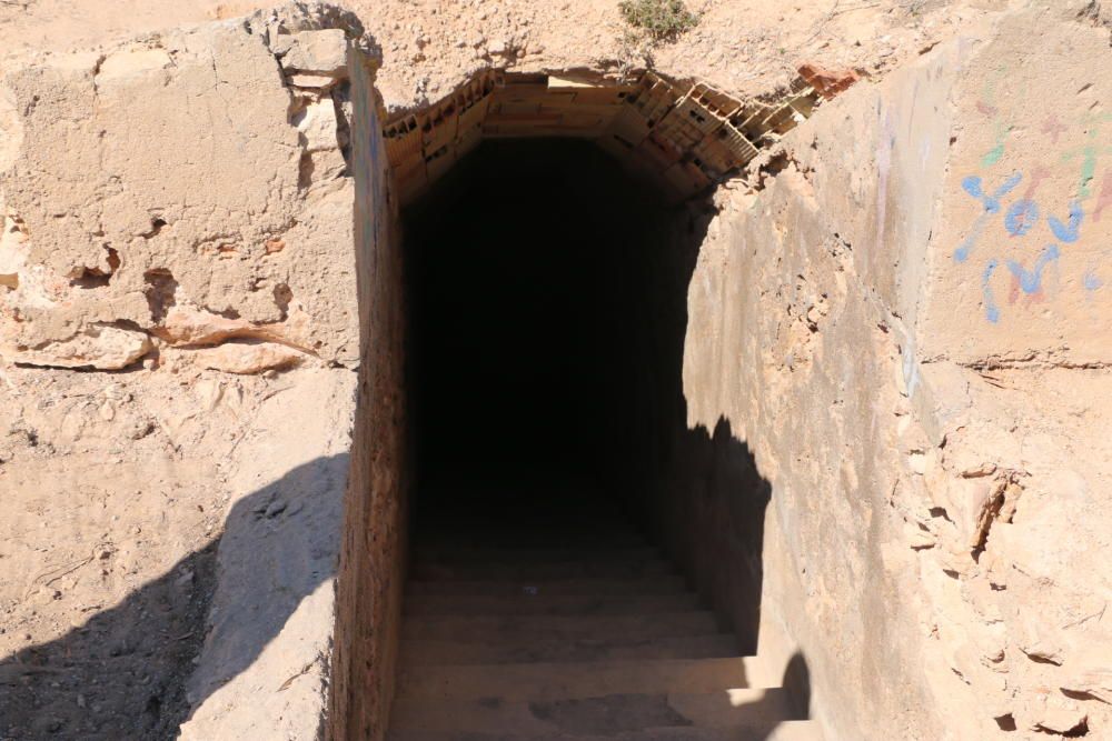 Visita de técnicos y ediles del gobierno local a la excavación del refugio