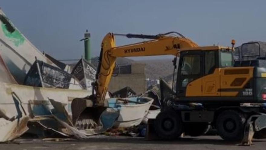 Destruyen las pateras abandonadas en Arguineguín