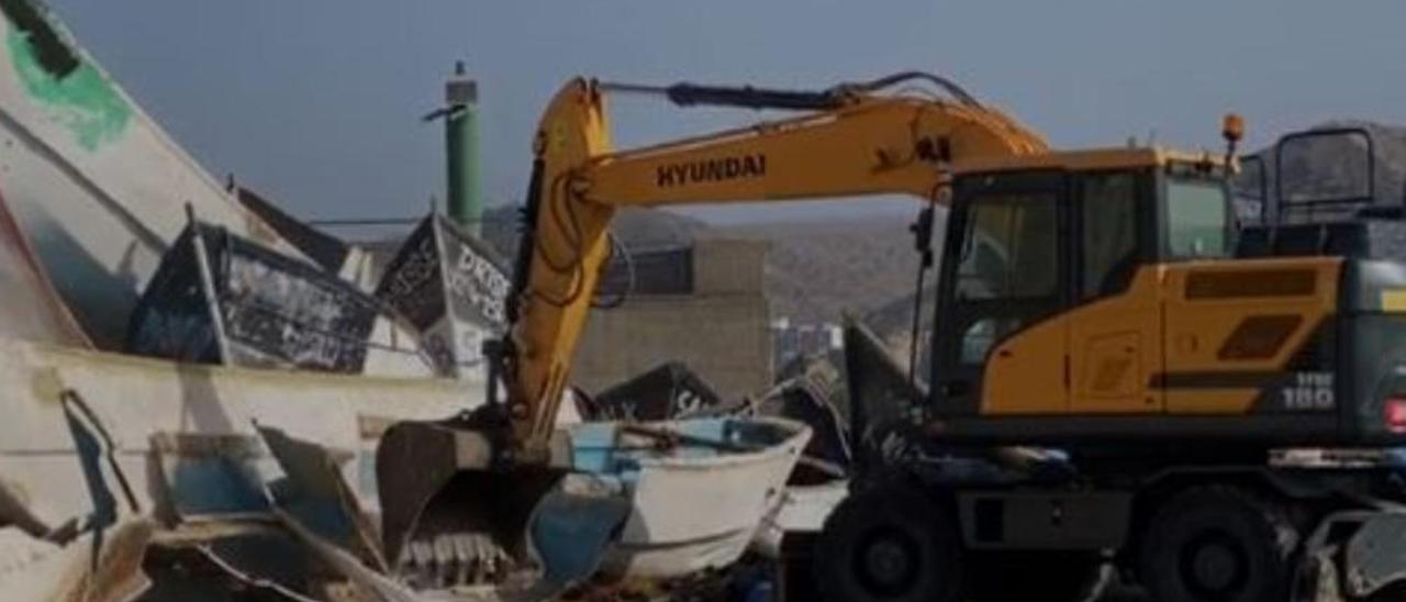 Destruyen las pateras abandonadas en Arguineguín