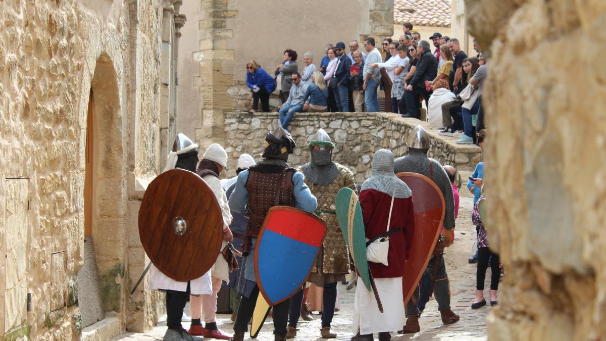 Los caballeros se dirigen al Terrat, al lado de la iglesia.