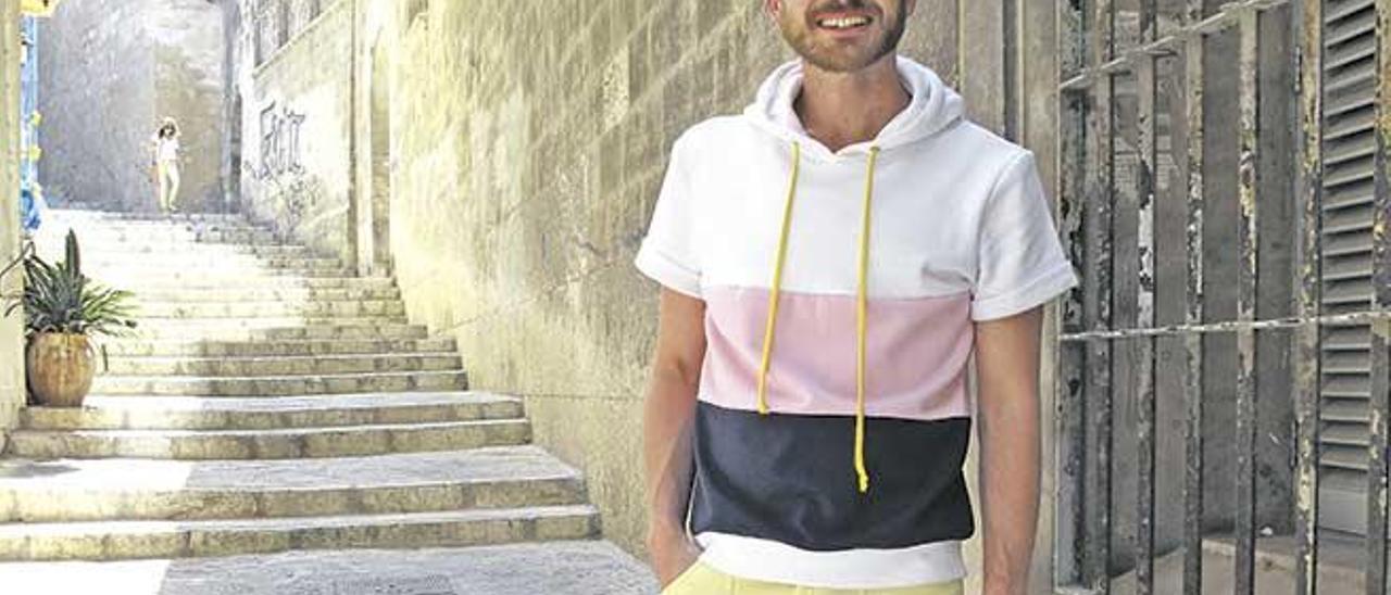 Rodríguez-Navas con ´short´ de neopreno amarillo y sudadera tricolor de manga corta de su colección ´Magic Paul´.