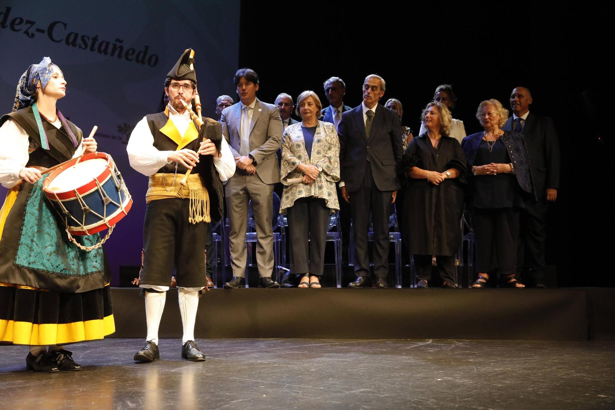 Entrega del premio "Familia Empresaria" a la familia Cosmen Menéndez-Castañedo