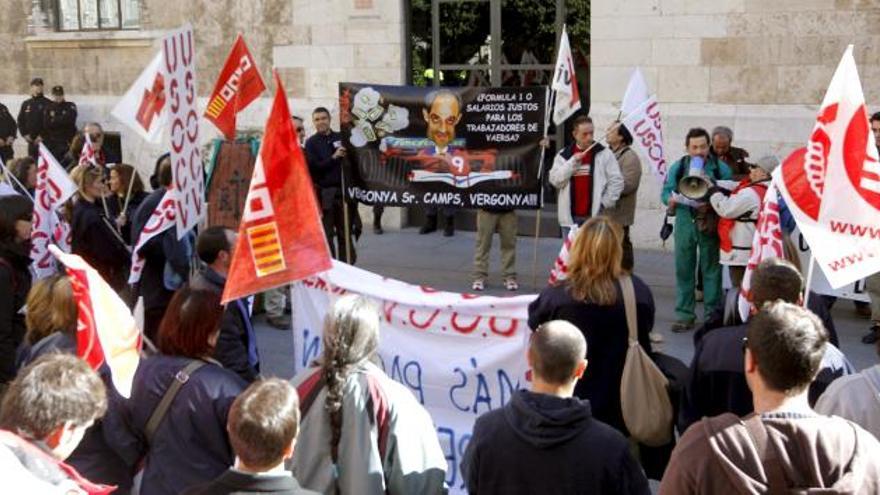 Protesta de los trabajadores de Vaersa frente al Palau de la Generalitat.
