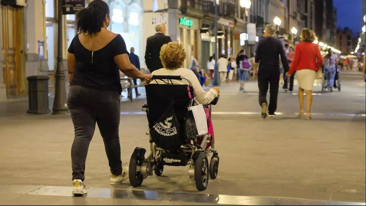 Una persona dependiente durante un paseo con su cuidadora en Canarias.