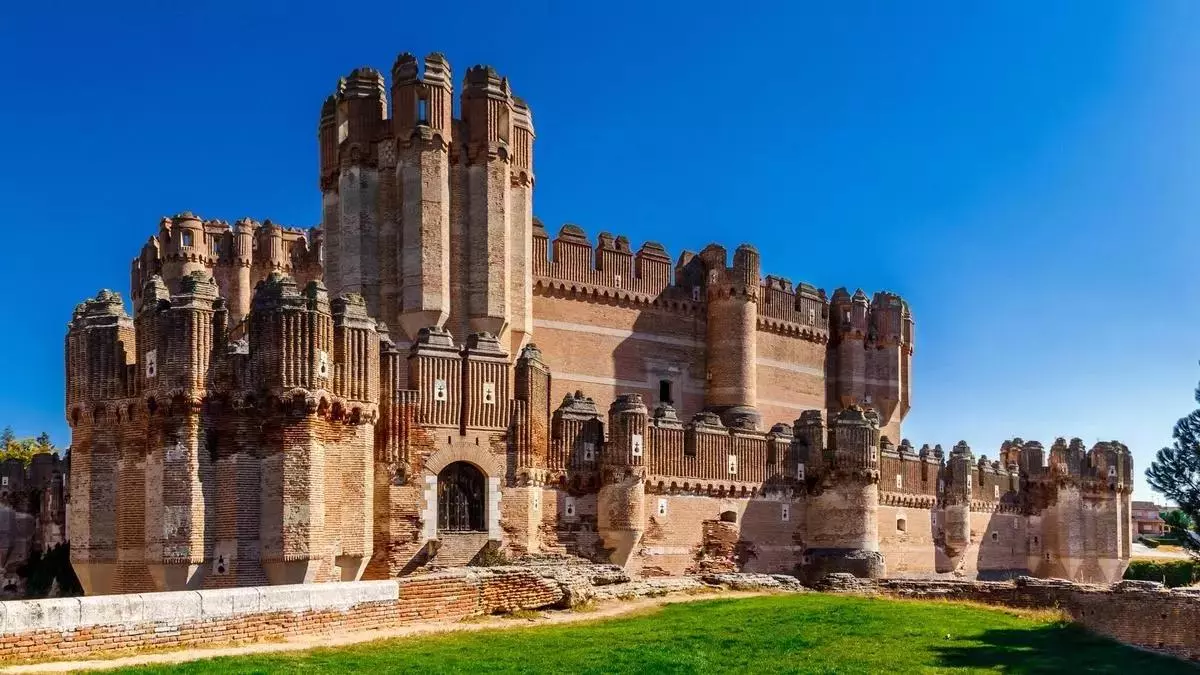 El pueblo de España donde nació el último emperador del Imperio Romano: una preciosa villa con un castillo de cuento