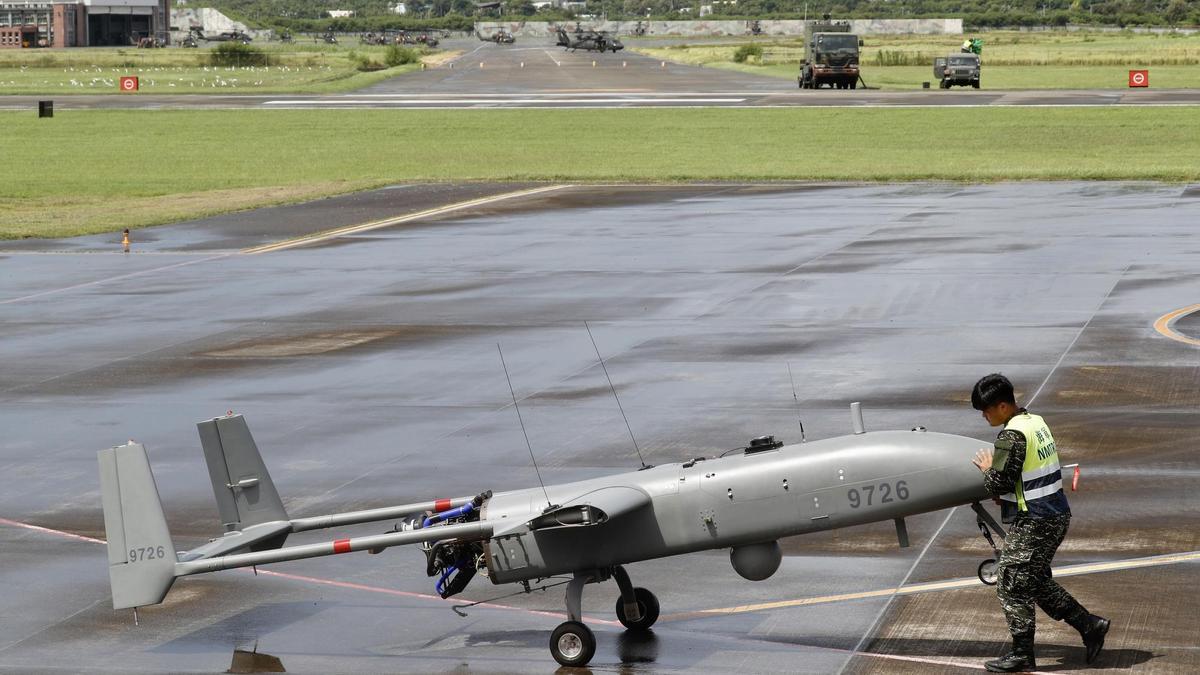 Personal de la marina taiwanesa mueve un sistema táctico de aviones no tripulados.