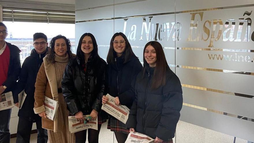 Alumnos del Codema visitan LA NUEVA ESPAÑA de Gijón | M. M.