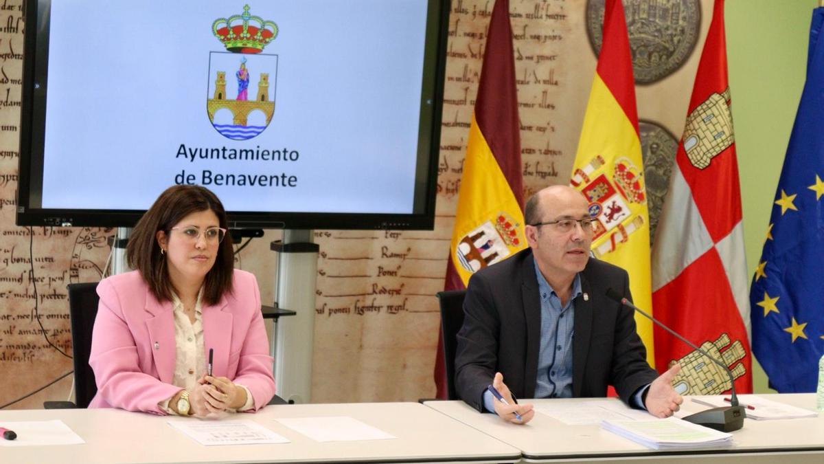 La alcaldesa de Benavente, Beatriz Asensio, y el concejal de Hacienda, José Manuel Salvador, durante la presentación.