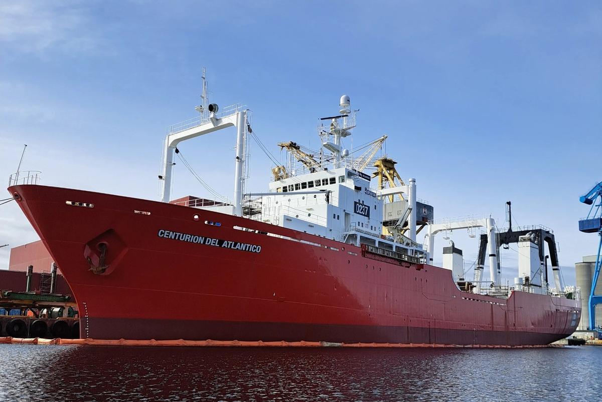 El buque &quot;Centurión del Atlántico&quot; de la compañia Estremar.