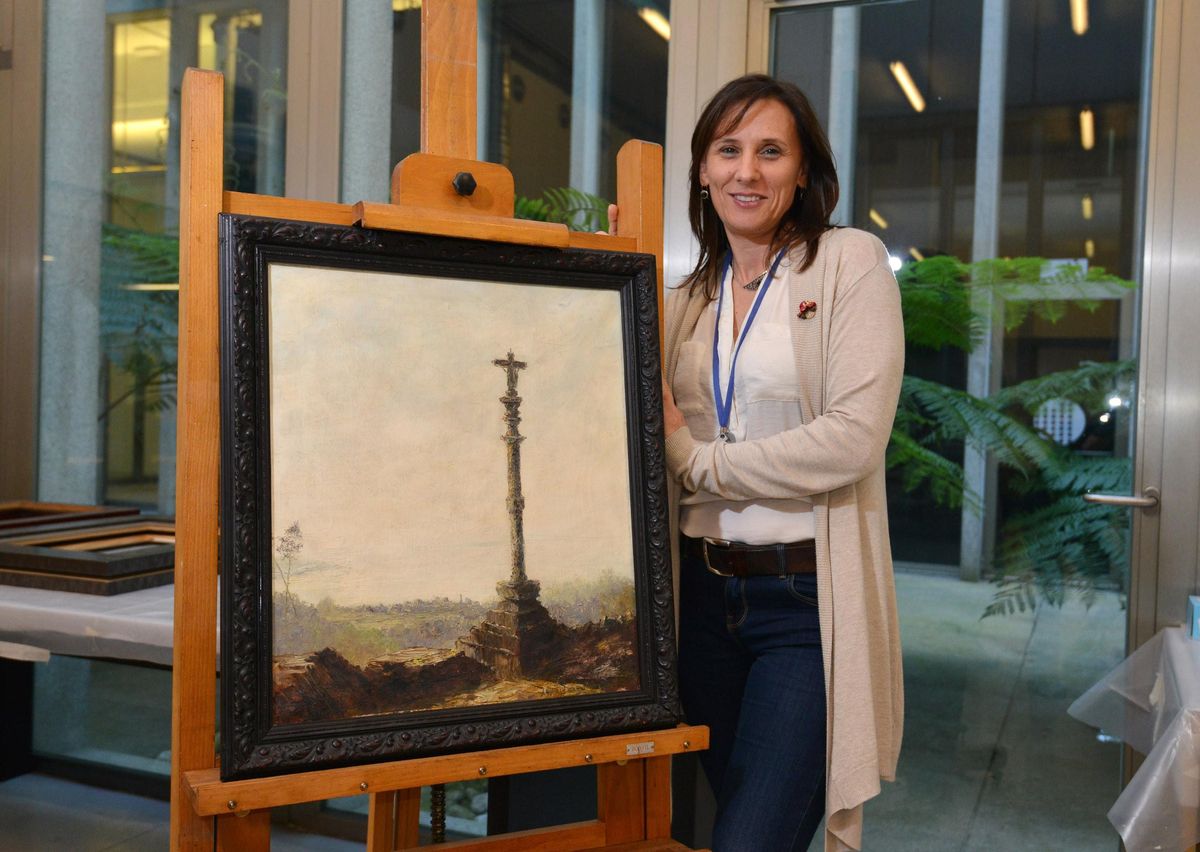 Marta Otero, una de las hijas de Otero Baena, con uno de los cuadros de su padre en el Museo de Pontevedra.