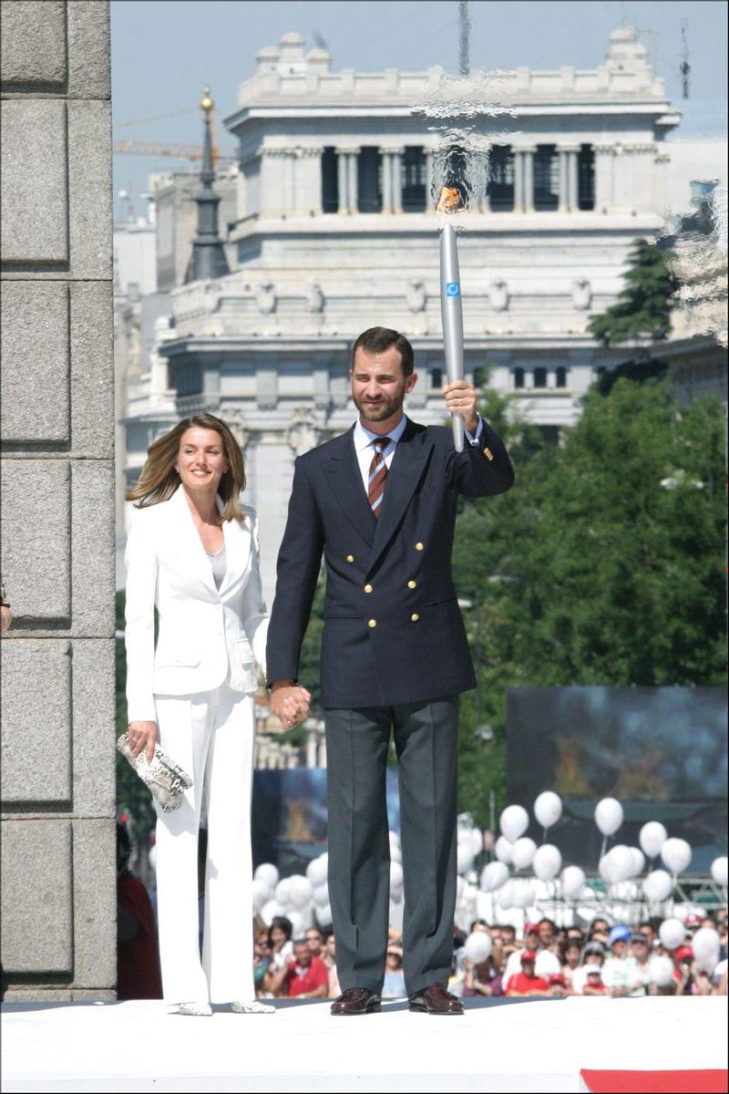 La reina Letizia y el rey Felipe portando la antorcha de los Juegos Olímpicos 2004