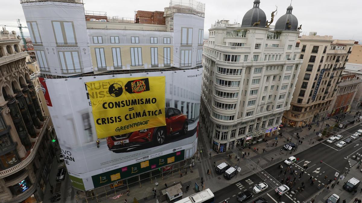 Acción de Greenpeace en la Gran Vía de Madrid para denunciar, en pleno Black Friday de 2019, que el consumo masivo está agravando la crisis climática.