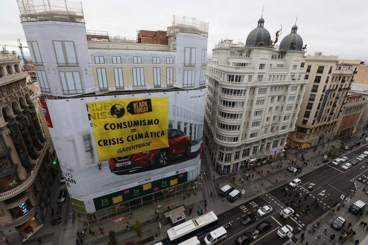 Acción de Greenpeace en la Gran Vía de Madrid para denunciar, en pleno Black Friday de 2019, que el consumo masivo está agravando la crisis climática.