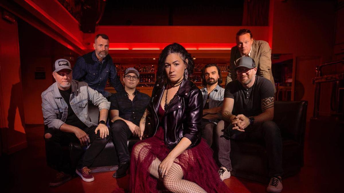 Integrantes de la banda canadiense Bywater Call que actúa con entradas agotadas en la sala Mardi Gras.