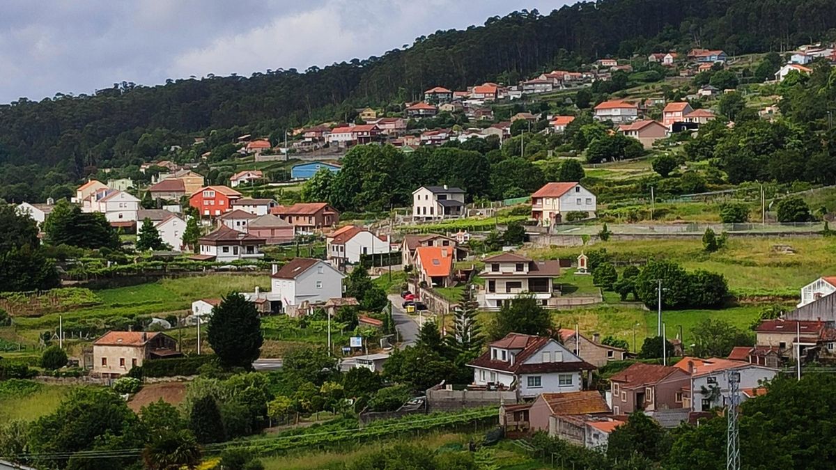 Una vista de la zona de Meiro y A Portela, aldeas sensibles por la cercanía del monte y parcelas forestales.