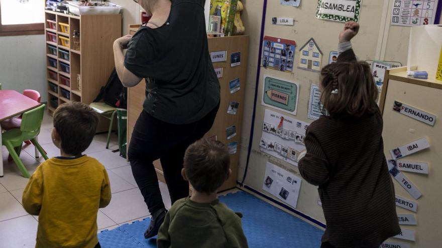 Alumnos de la escuela de Saravillo bailan junto a su profesora en clase de Música.