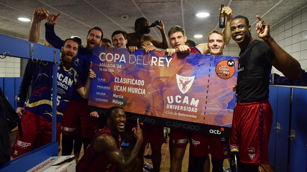 Los jugadores del UCAM Murcia CB celebran en el vestuario la clasificación para la Copa del Rey