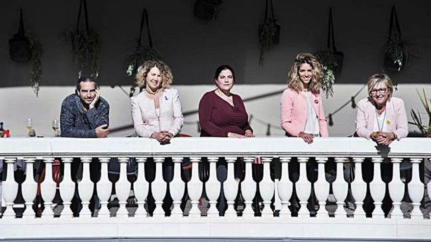 Ernest Clotet, Mercè Casals, Ana Querol, Elia Tortolero i Mirella Cortès a la terrassa del restaurant del teatre Kursaal de Manresa, ahir al migdia