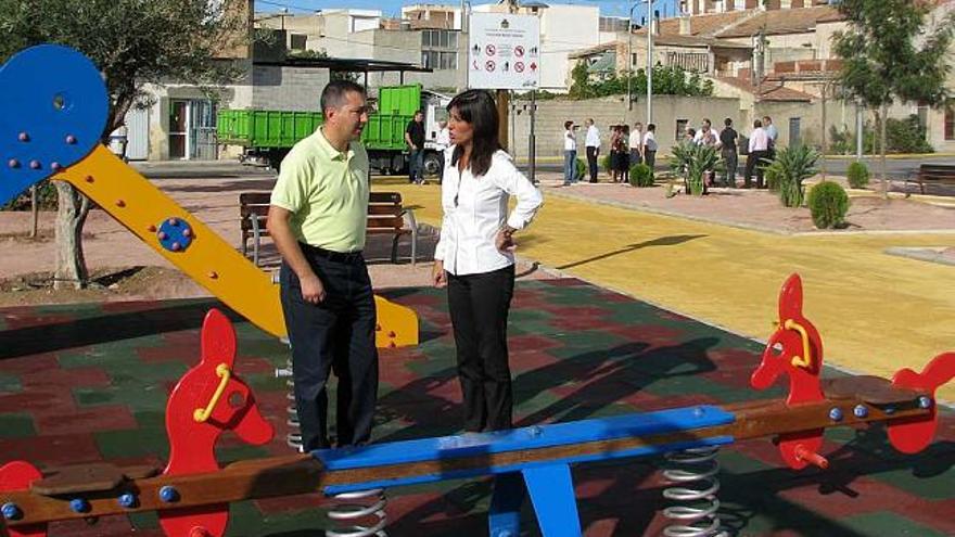 La alcaldesa de Orihuela y el primer edil de Rafal visitaron el nuevo parque, que se inaugura el 8 de octubre